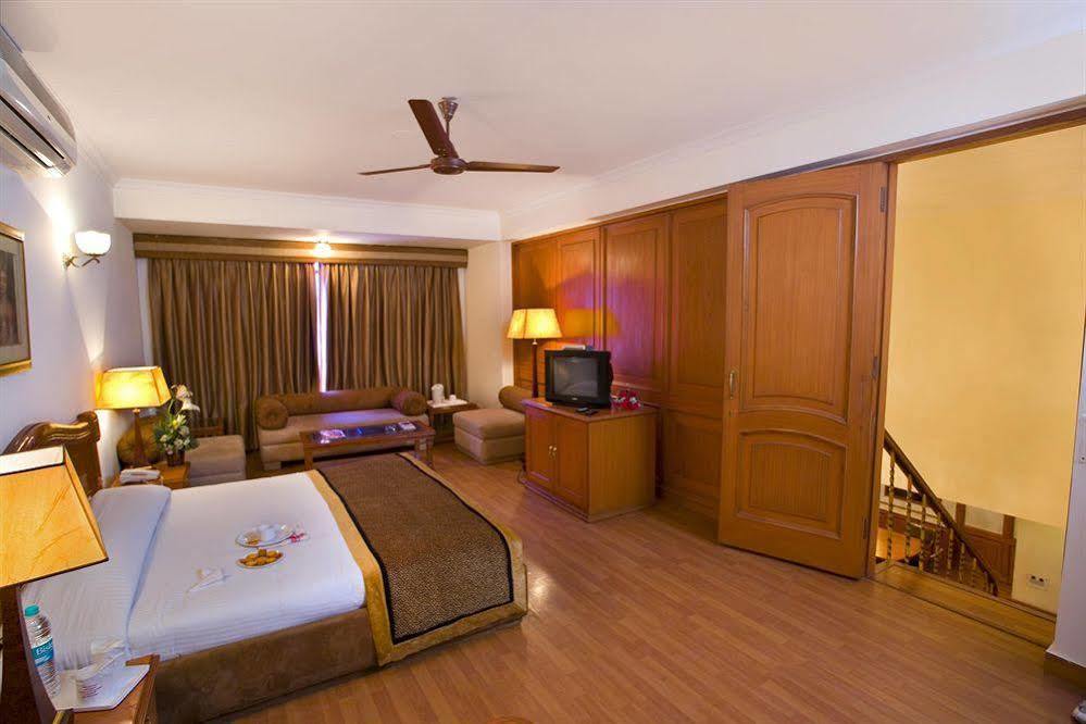 The Bmk Hotel Greater Kailash 德里 外观 照片