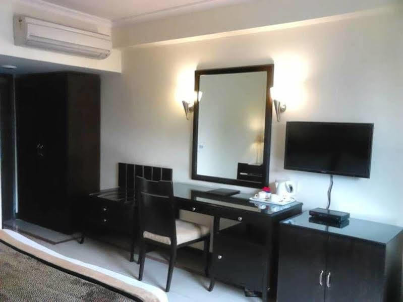 The Bmk Hotel Greater Kailash 德里 外观 照片