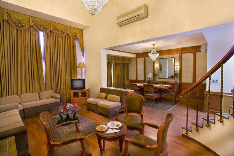The Bmk Hotel Greater Kailash 德里 外观 照片